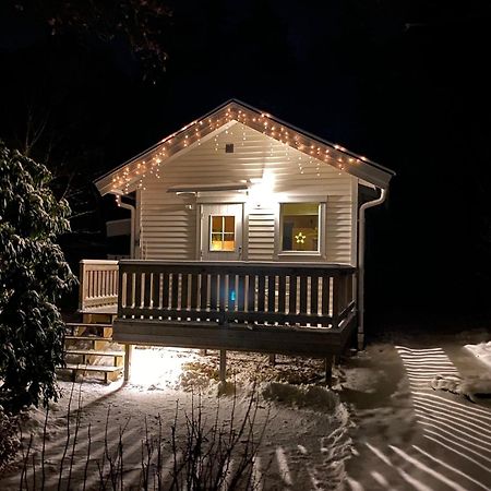 Stuga I Naturskoent Omrade Pa Vaestra Tjoern Saby Buitenkant foto