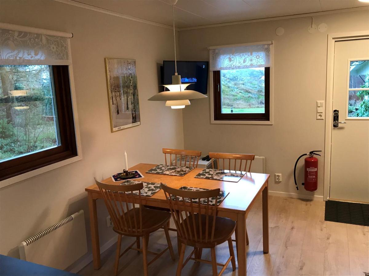 Stuga I Naturskoent Omrade Pa Vaestra Tjoern Saby Buitenkant foto