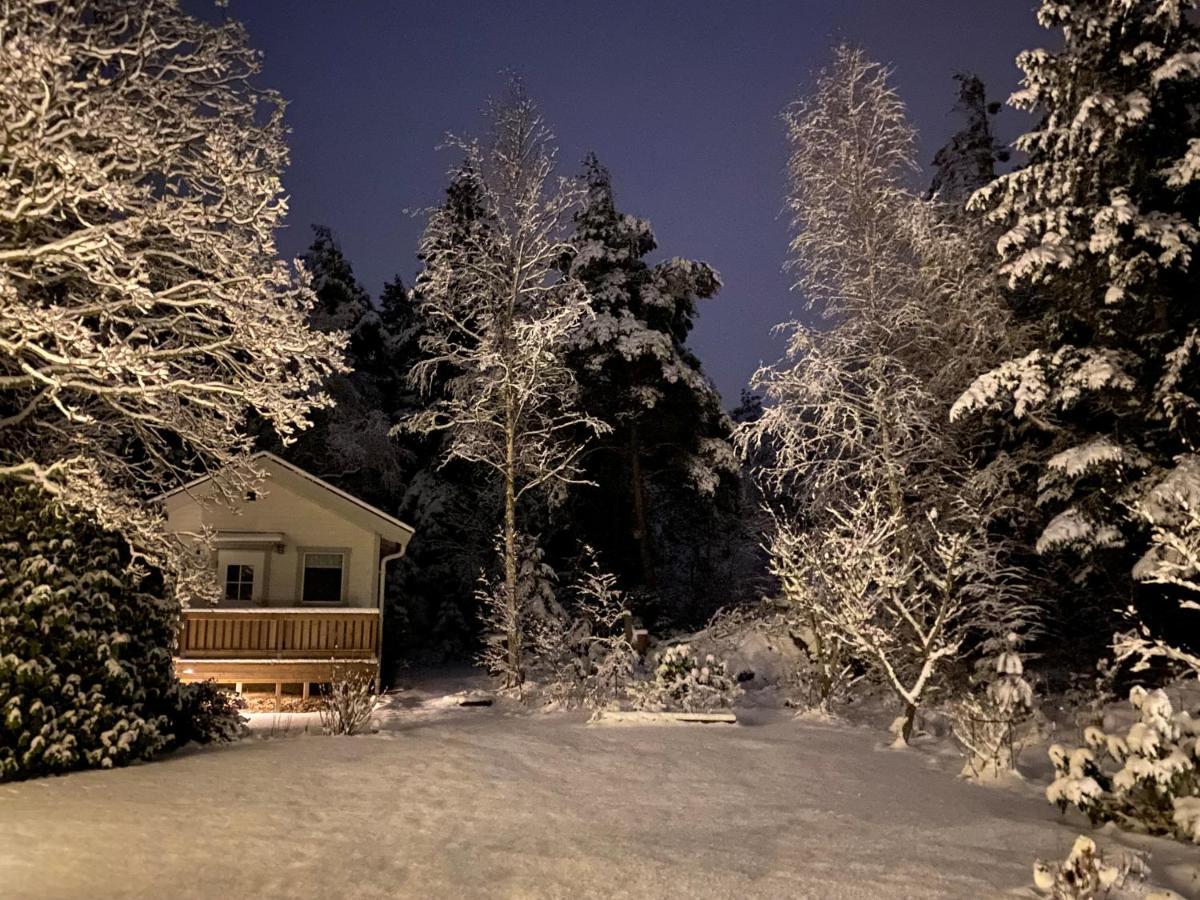 Stuga I Naturskoent Omrade Pa Vaestra Tjoern Saby Buitenkant foto