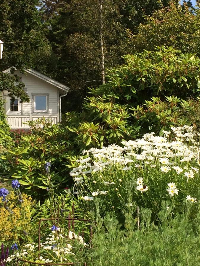 Stuga I Naturskoent Omrade Pa Vaestra Tjoern Saby Buitenkant foto