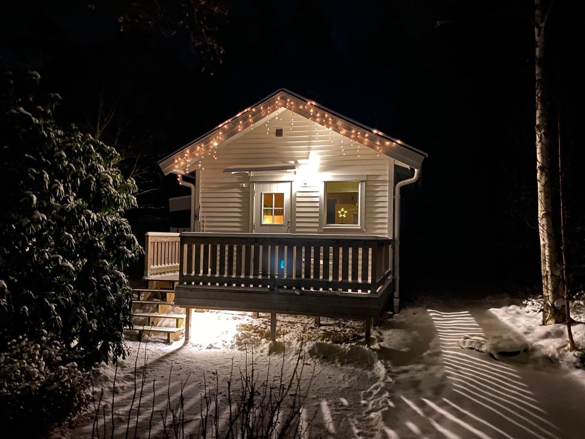 Stuga I Naturskoent Omrade Pa Vaestra Tjoern Saby Buitenkant foto