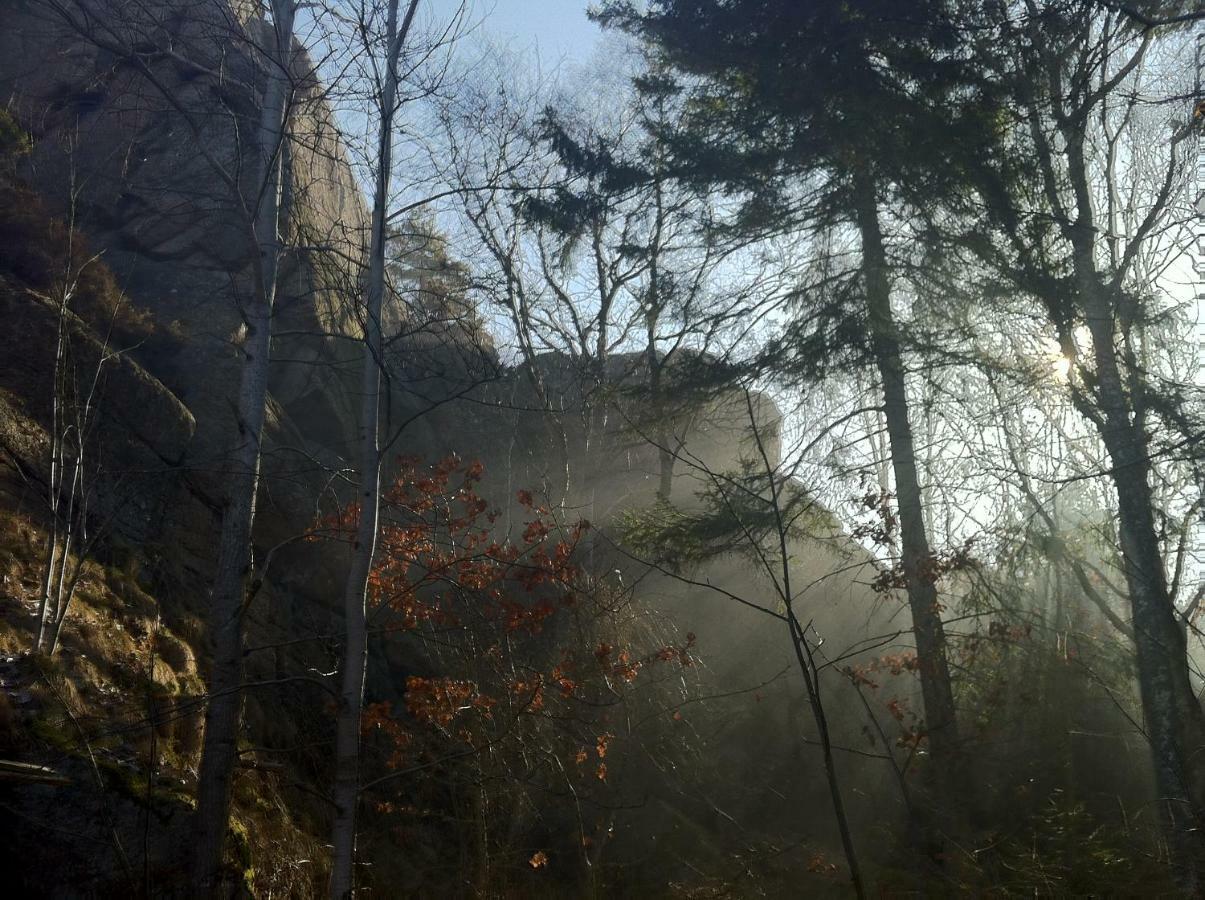 Stuga I Naturskoent Omrade Pa Vaestra Tjoern Saby Buitenkant foto