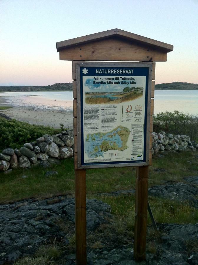 Stuga I Naturskoent Omrade Pa Vaestra Tjoern Saby Buitenkant foto
