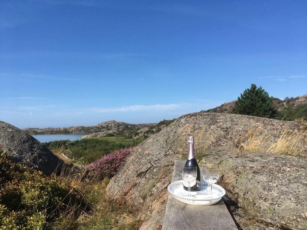 Stuga I Naturskoent Omrade Pa Vaestra Tjoern Saby Buitenkant foto